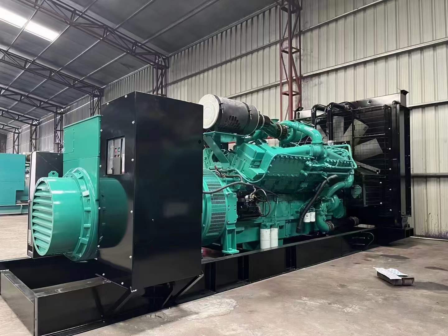 明水如何降低 800kW 柴油发电机输出电流的波动？